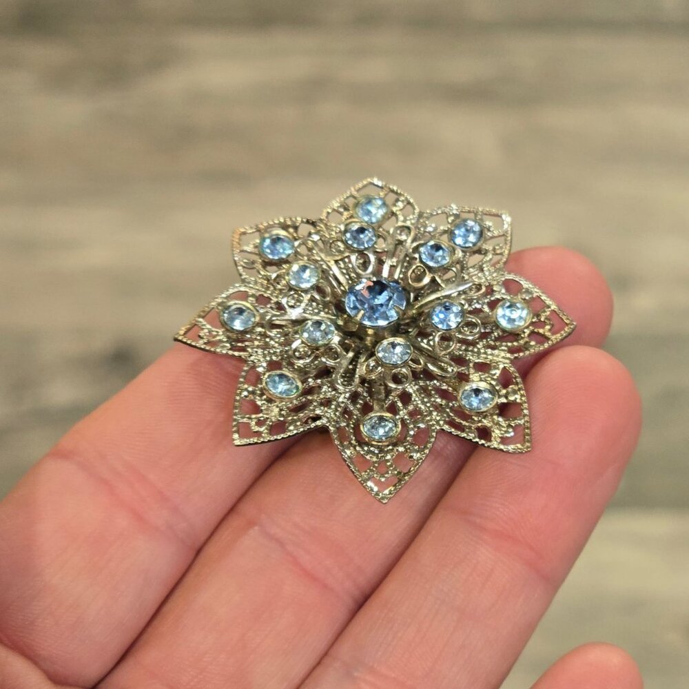 Vintage Blue Rhinestone Flower Brooch Silver Tone Filigree Mid Century - Picture 4 of 10